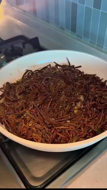 참치액 1큰술을 넣어줍니다. — 삶은 고사리 볶음