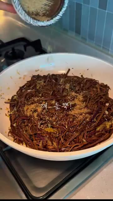 갈아둔 깨를 듬뿍 뿌려주면 간단하지만 맛있는 고사리볶음이 완성됩니다. — 삶은 고사리 볶음