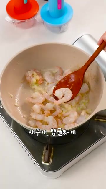 맛술 1T를 넣고 비린내를 잡은 뒤, 새우가 익기 시작하면 버터 한… — 10분 완성! 맥주를 부르는 초간단 칠리새우 레시피