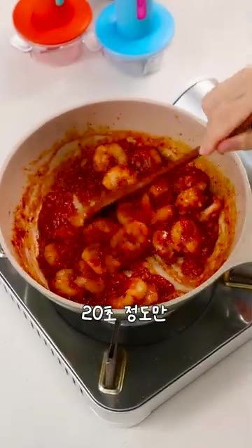 윤기가 돌면 완성입니다. 밥 위에 먹기 좋게 담아주세요. — 10분 완성! 맥주를 부르는 초간단 칠리새우 레시피