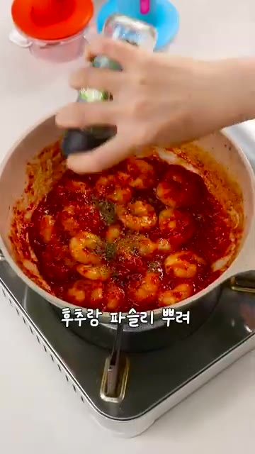 마무리로 후추와 파슬리를 뿌리고 레몬즙을 살짝 둘러주면 완성입니다. — 10분 완성! 맥주를 부르는 초간단 칠리새우 레시피