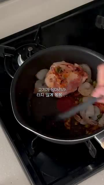 대패 삼겹살과 새우를 넣고 고기가 익을 때까지 볶는다. — 살 안 찌는 저당 마라샹궈 만들기