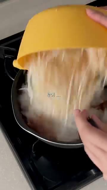 고기가 익으면 굴소스 1큰술을 넣고 섞어준다. — 살 안 찌는 저당 마라샹궈 만들기