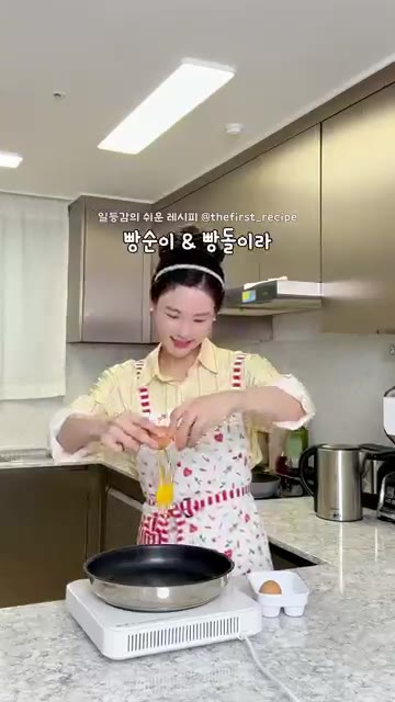 프라이팬에 계란 3개와 가루 알룰로스 1컵을 넣고 골고루 섞어줍니다. — 오븐 없이 원팬으로 완성되는 다이어트 건강식단! 🍰초간단 초코 카스테라 만들기