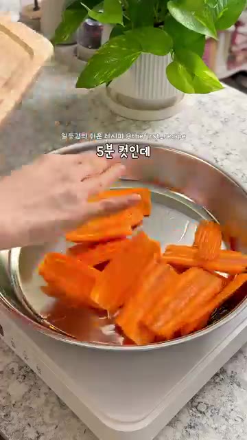 팬에 올리브오일을 두른 뒤 썰어둔 당근을 넣고 소금, 후추를 뿌려… — 당근 진작 이렇게 먹을 걸..! 🥕 초간단 건강식단 당근샐러드 레시피