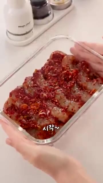 흐르는 물에 새우를 짧게 세척한 후 키친타월로 물기를 꼼꼼하게 제거… — 나만의 킥! 레몬 제스트로 깔끔하게 만든 양념새우장