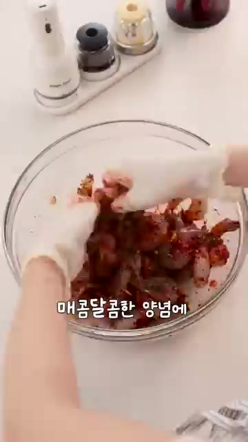 레몬의 노란 껍질 부분만 살짝 갈아 넣으면 매콤달콤한 양념에 상큼한… — 나만의 킥! 레몬 제스트로 깔끔하게 만든 양념새우장