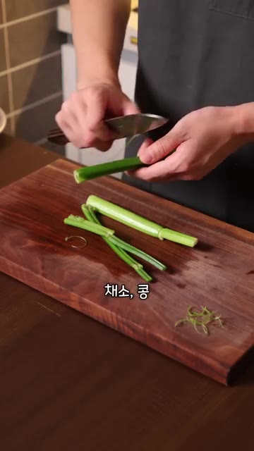 달걀 1개를 삶는다. — 그리스 급식은 맛있을까?