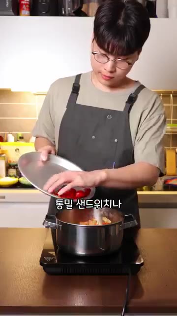 냄비에 올리브 오일을 두르고 양파, 오이, 토마토, 페타 치즈를 넣… — 그리스 급식은 맛있을까?