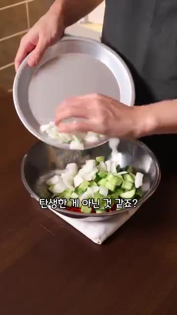 삶은 흰 강낭콩을 넣고 섞어준다. 완성된 호리아티키 샐러드와 파솔라… — 그리스 급식은 맛있을까?