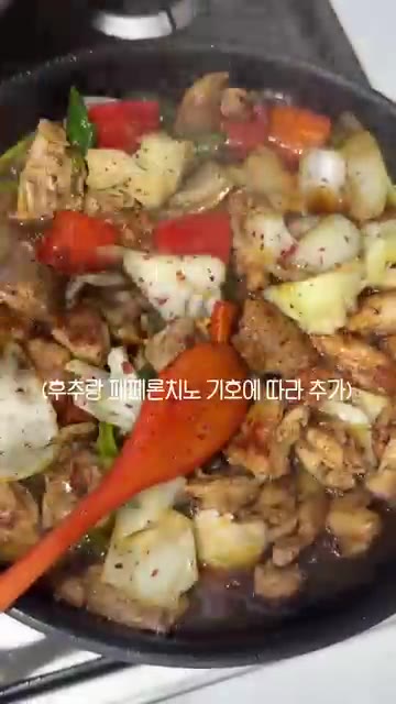 간장, 굴소스, 다진 마늘, 올리고당, 참기름, 후추, 페페론치노를… — 만들다 보니 찜닭 (찜닭과 간장닭볶음 그 사이 어딘가)