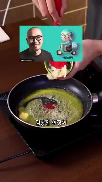 팬에 버터를 녹이고 편으로 썬 마늘을 넣어 볶는다. — 전복 내장 솥밥과 전복 버터구이