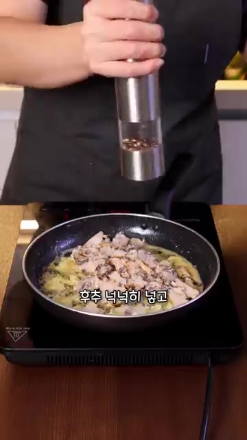 썰어둔 전복을 넣고 소금과 후추를 뿌린다. 강한 불에 볶다가 레몬… — 전복 내장 솥밥과 전복 버터구이