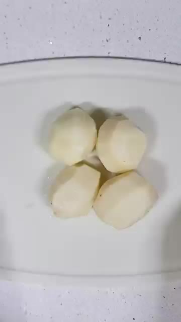 감자 껍질을 벗기고 적당한 크기로 썬다. — 다이어트 홈런볼
