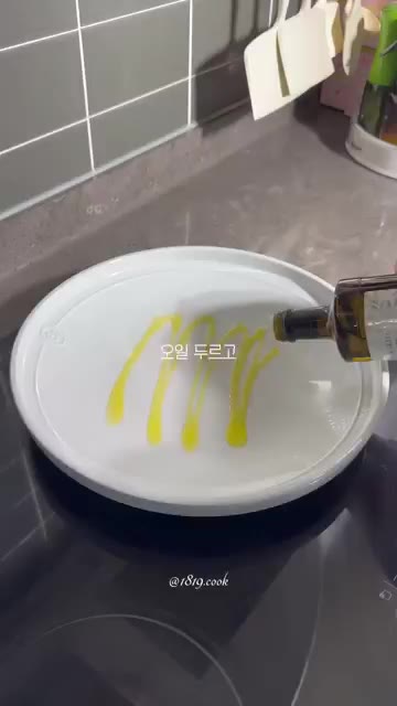 넓은 팬에 식용유를 두르고 다짐육을 넣는다. — 원팬 짜장면 레시피