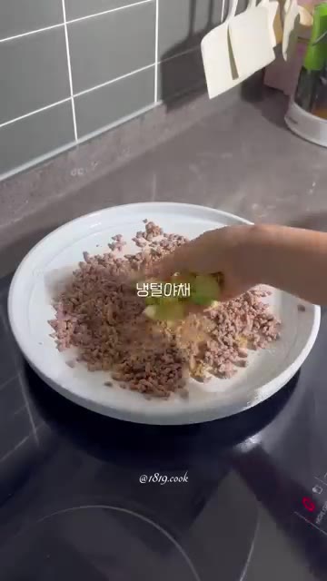 애호박과 양파를 넣고 함께 볶는다. — 원팬 짜장면 레시피