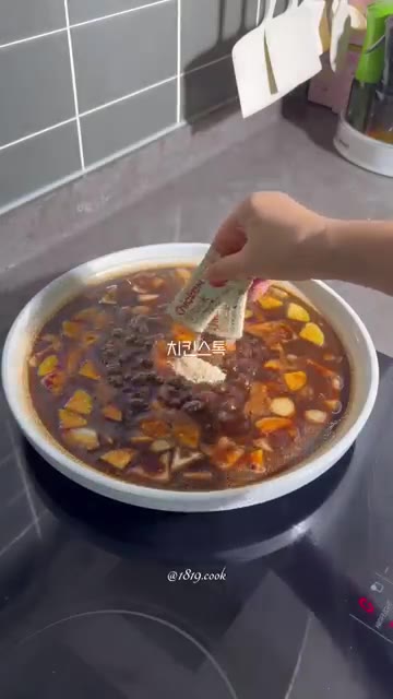 치킨스톡을 넣는다. — 원팬 짜장면 레시피
