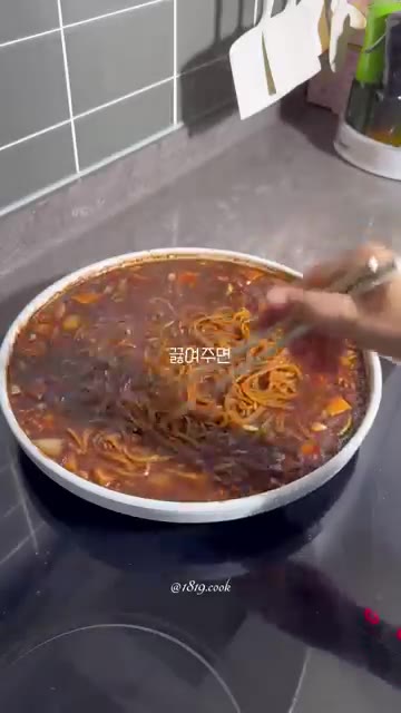 면이 익을 때까지 끓여준다. — 원팬 짜장면 레시피