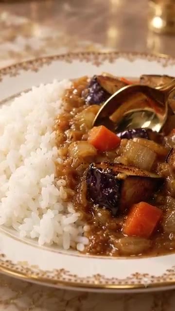 카레 가루와 물을 넣고 걸쭉해질 때까지 끓인다. — 가지 양파 카레