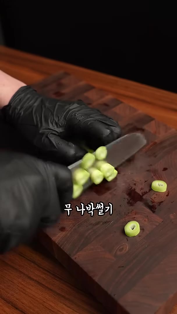 물 500ml와 무, 국간장 1큰술 넣고 끓으면 중불에 5분간 끓여… — 몸이 가벼워지는 황태국 레시피!