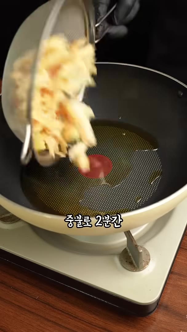 끓으면 중불에 5분 더 끓이고 두부, 콩나물 넣어 10분간 더 끓여… — 몸이 가벼워지는 황태국 레시피!