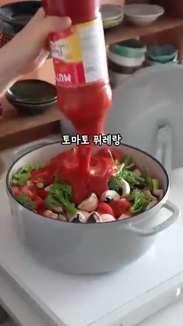 볶아진 소고기에 썰어둔 모든 채소를 넣고 토마토 퓨레, 물, 카레가… — 마녀수프 재료 하나 바꿨더니 풍미가 너무 좋아요
