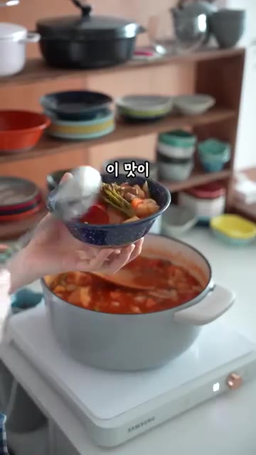 버터를 넣으면 국물 맛이 부드러워지고 채소의 날카로운 맛을 잡아준다. — 마녀수프 재료 하나 바꿨더니 풍미가 너무 좋아요