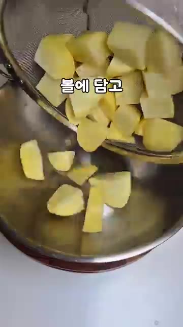 감자를 먹기 좋게 썰어 물에 헹군 뒤 볼에 담고 올리고당 3큰술을… — 감자가 절대 안 부서져요! 김선영 셰프 감자조림