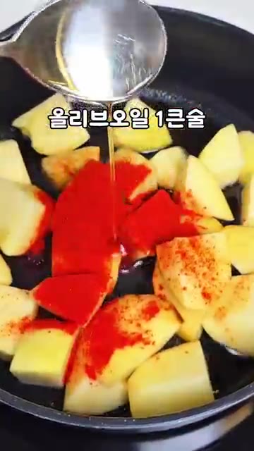 재워둔 감자를 그대로 팬에 붓고 간장 3큰술, 고춧가루 1큰술, 올… — 감자가 절대 안 부서져요! 김선영 셰프 감자조림