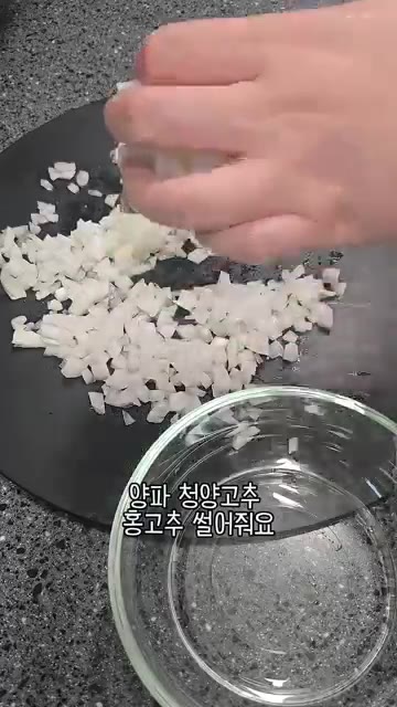 계란은 반숙으로 삶아 껍질을 까둡니다. — 우리 엄마 초간단 요리 계란장!