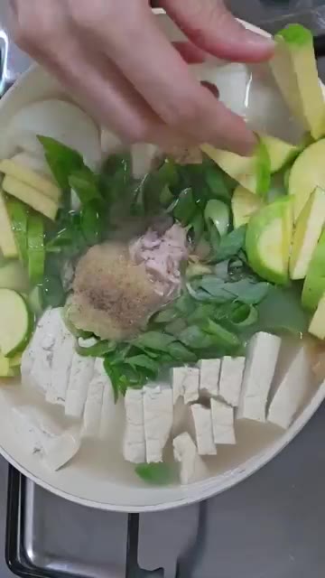 청양고추 2개를 넣고 15분 정도 더 끓여줍니다. — 속 시원하게 풀어주는 하얀 두부찌개