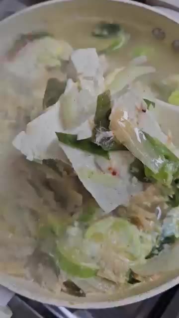 계란이 익으면 불을 끄고 맛있게 드시면 됩니다. — 속 시원하게 풀어주는 하얀 두부찌개