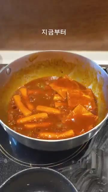 칼국수와 매콤한 떡볶이 소스를 넣어 마무리합니다. — 엄마의 다짐: 방학 맞이 훠궈 데이트