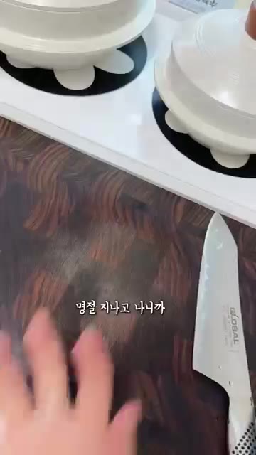 양파, 감자, 스팸, 두부를 깍둑썰기하여 냄비에 모두 넣는다. — 밥통 빵구내버린 진짜 밥도둑!! 스팸감자짜글이 간단레시피