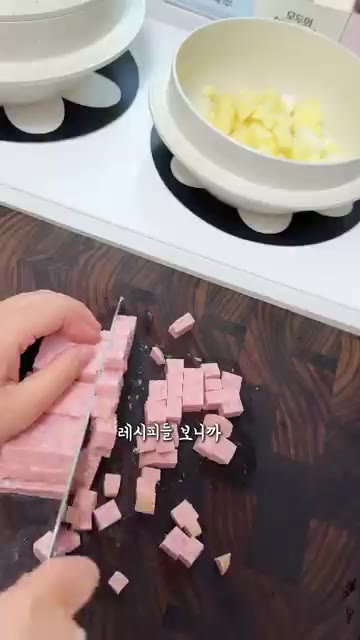 뚜껑을 닫고 중약불에서 재료가 익을 때까지 끓인다. — 밥통 빵구내버린 진짜 밥도둑!! 스팸감자짜글이 간단레시피
