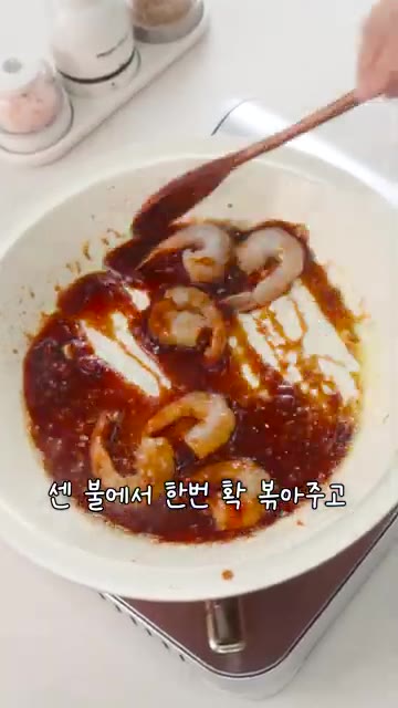 밥을 넣고 고슬고슬하게 볶아줍니다. — 맛있는데 살까지 빠지는, 초간단 나시고랭