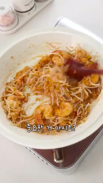 볶은 재료를 한쪽으로 밀고 빈 공간에 계란을 깨뜨려 스크램블한 후… — 맛있는데 살까지 빠지는, 초간단 나시고랭