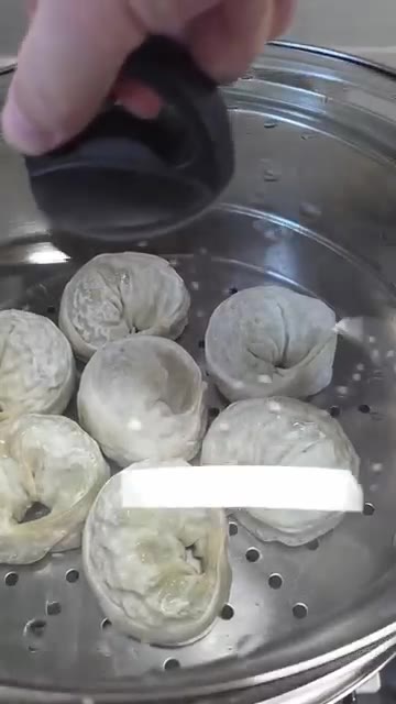 물이 끓으면 만두를 찜기 위에 올린다. — 신선설농탕 신선왕만두로 찐만두 만들기