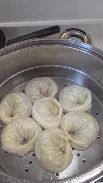뚜껑을 닫고 만두를 찐다. — 신선설농탕 신선왕만두로 찐만두 만들기