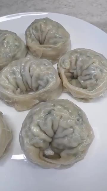 만두가 다 익으면 접시에 담아낸다. — 신선설농탕 신선왕만두로 찐만두 만들기