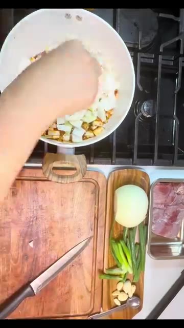 채소 육수나 물을 붓고, 국간장, 다진 마늘, 양파, 대파를 넣어… — 얼큰 소고기뭇국 (Spicy Beef Radish Soup)