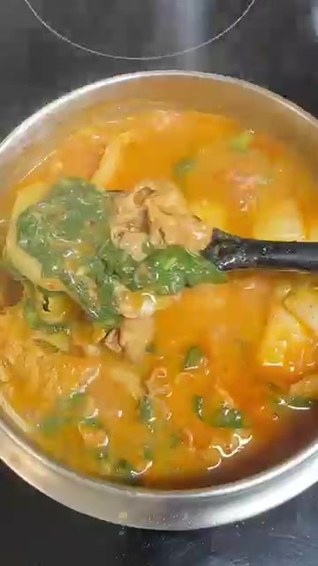 들깨가루 3큰술을 넣고 얇게 썬 깻잎을 올려주면 10분 대패 감자탕… — 10분 대패 감자탕 레시피