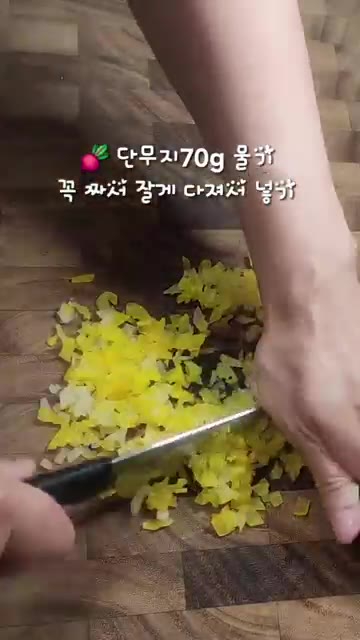 체에 밭쳐 기름을 뺀 참치를 밥이 담긴 볼에 넣는다. — 집에서 만드는 참치청양마요 삼각김밥