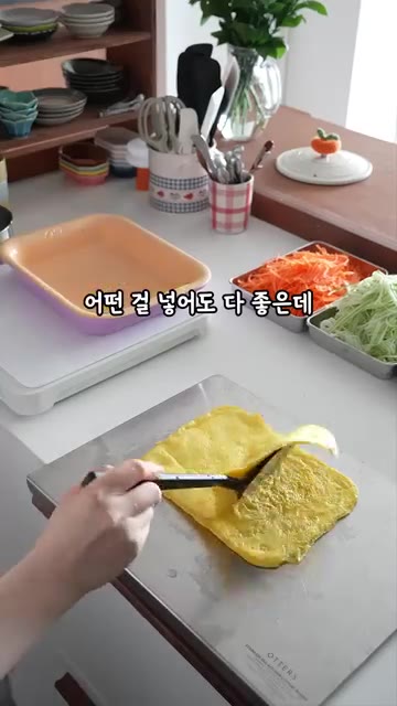 계란 지단을 부쳐 길게 썰고, 크래미와 닭가슴살도 준비한다. — 밥 없이도 맛있는 여름 김밥