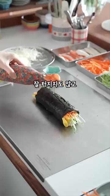김밥 겉면에 참기름을 살짝 바르고 깨를 뿌린 후 먹기 좋은 크기로… — 밥 없이도 맛있는 여름 김밥