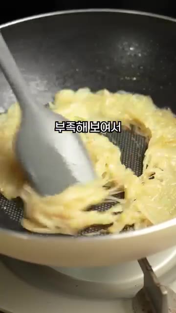 양파를 약 30분간 볶다가 10분 더 볶아 캐러멜라이징합니다. — 감자, 당근 다 빼세요! 양파만 볶아 만든 미친 비주얼 카레