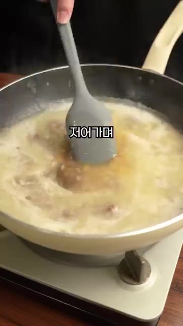 고형 카레를 넣고 잘 녹여주면 맛있는 카레 완성입니다. — 감자, 당근 다 빼세요! 양파만 볶아 만든 미친 비주얼 카레