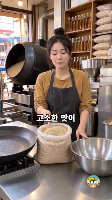 참깨를 볼에 담고 물을 부어 휘저은 뒤, 뜬 깨는 체에 따라 내고… — 참깨 마른 채로 센 불에 볶지 마세요! 고소함 살리는 시니어 살림 요리