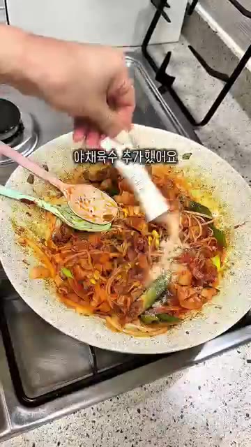 대파와 양파를 넣고 빠르게 볶는다. 채수를 추가한다. — 반찬 없을 때 제육 대신 콩나물 불고기