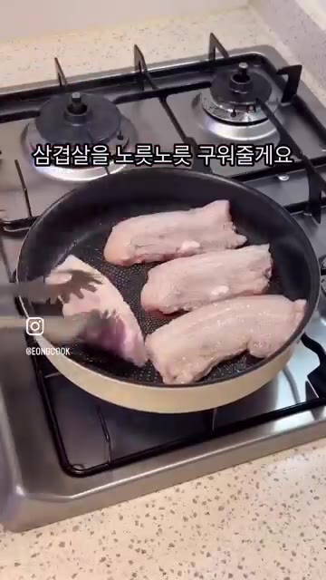 팬에 삼겹살과 통마늘을 넣고 노릇하게 구워주세요. — 고추장 삼겹살 원팬 레시피